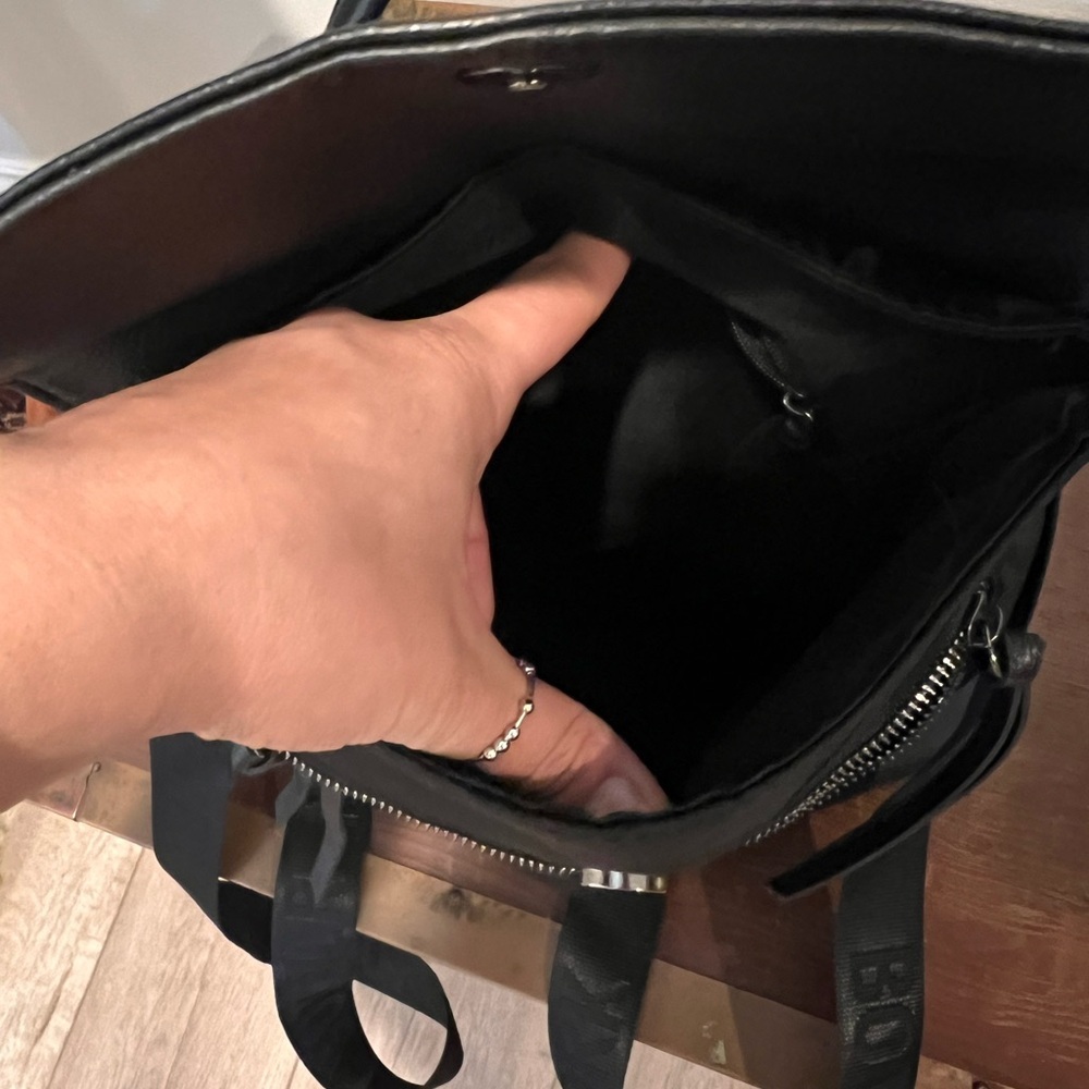 Small black backpack for woman (TP for size comparison) - Picture 5 of 7